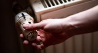 Viele glauben, dass eine voll aufgedrehte Heizung schneller warm wird. Stimmt das?