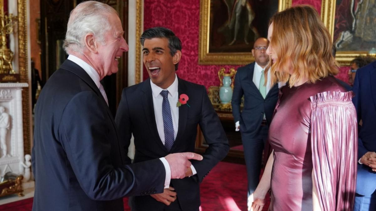 K&ouml;nig Charles begr&uuml;&szlig;te Stella McCartney im Buckingham Palast. (Foto)