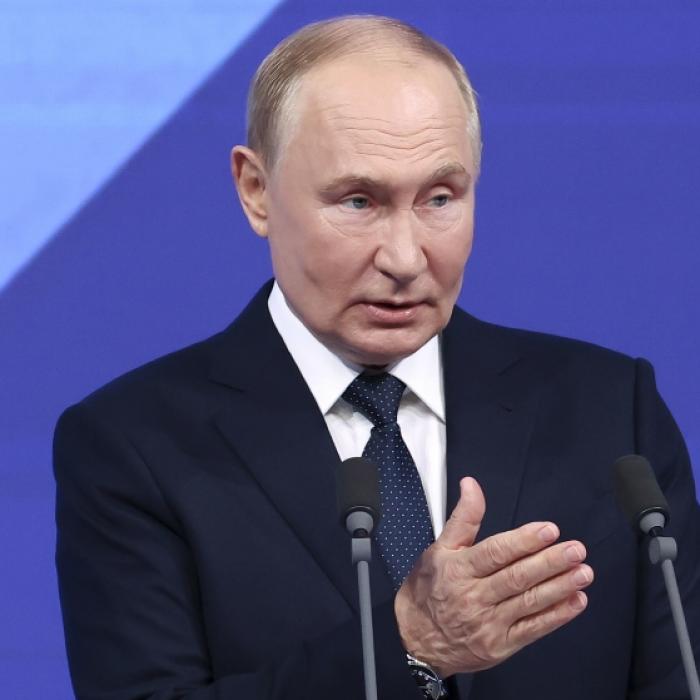 Putin-Soldaten richten ihren Gefangenen mit Mittelalter-Schwert hin