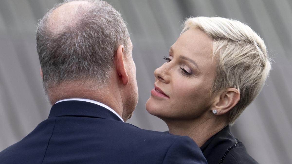 Auf solche z&auml;rtlichen Momente mit seiner Ehefrau muss F&uuml;rst Albert II. vorerst verzichten: Prinzessin Charl&egrave;ne hat sich abgesetzt und Ehemann und Kinder zur&uuml;ckgelassen. (Foto)