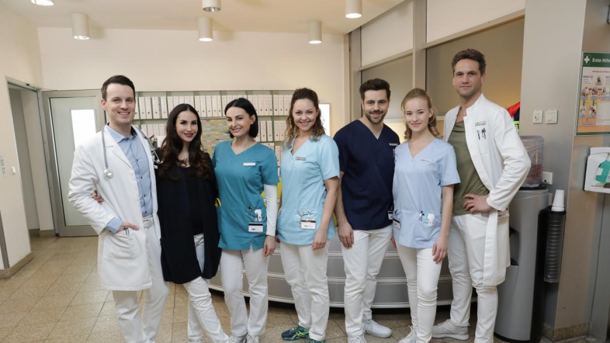 Nassim Avat (5 v. l.) wurde beim Dreh der Serie "Nachtschwestern" die Nase gebrochen. (Foto)