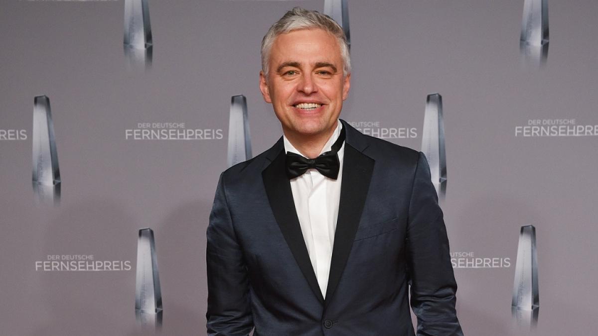 Andreas von Thien steht auf dem Roten Teppich zur Verleihung des Deutschen Fernsehpreises 2016. (Foto)