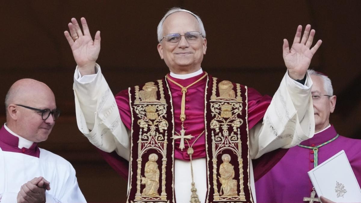 Papst Leo XIV., der US-Amerikaner Robert Prevost, winkt nach dem Konklave auf dem Balkon des Petersdoms im Vatikan. (Foto)