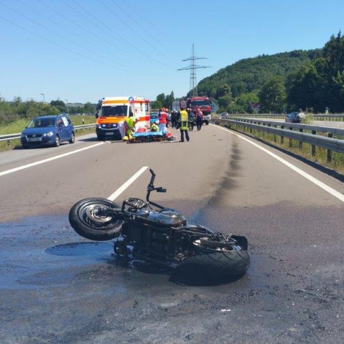 Auto brettert in Motorrad! Junge (13) stirbt auf Autobahn