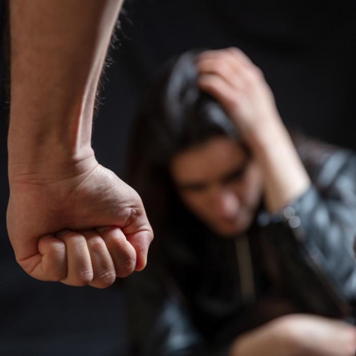 Homophobe Jugendliche prügeln auf lesbisches Paar ein! Frauen in Klinik