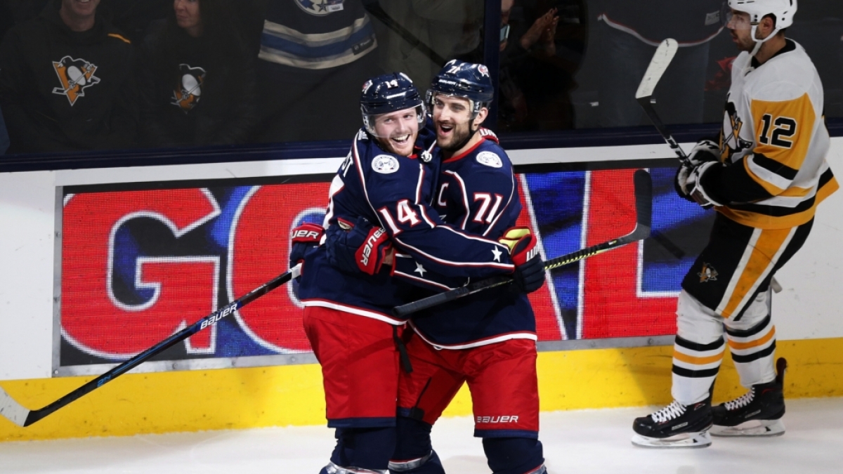 Eishockey: NHL, Columbus Blue Jackets - Pittsburgh Penguins, Hauptrunde, Hauptrunde-Partien, 59. Spieltag. Columbus Blue Jackets St&uuml;rmer Gustav Nyquist (l) aus Schweden feiert sein drittes Tor mit Teamkollege Nick Foligno (M). (Foto)