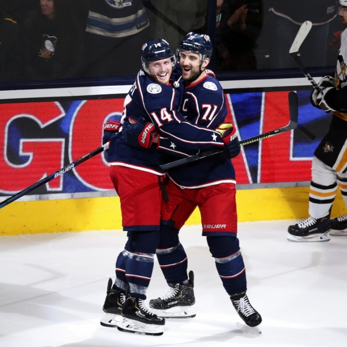Eishockey: NHL, Columbus Blue Jackets - Pittsburgh Penguins, Hauptrunde, Hauptrunde-Partien, 59. Spieltag. Columbus Blue Jackets Stürmer Gustav Nyquist (l) aus Schweden feiert sein drittes Tor mit Teamkollege Nick Foligno (M).