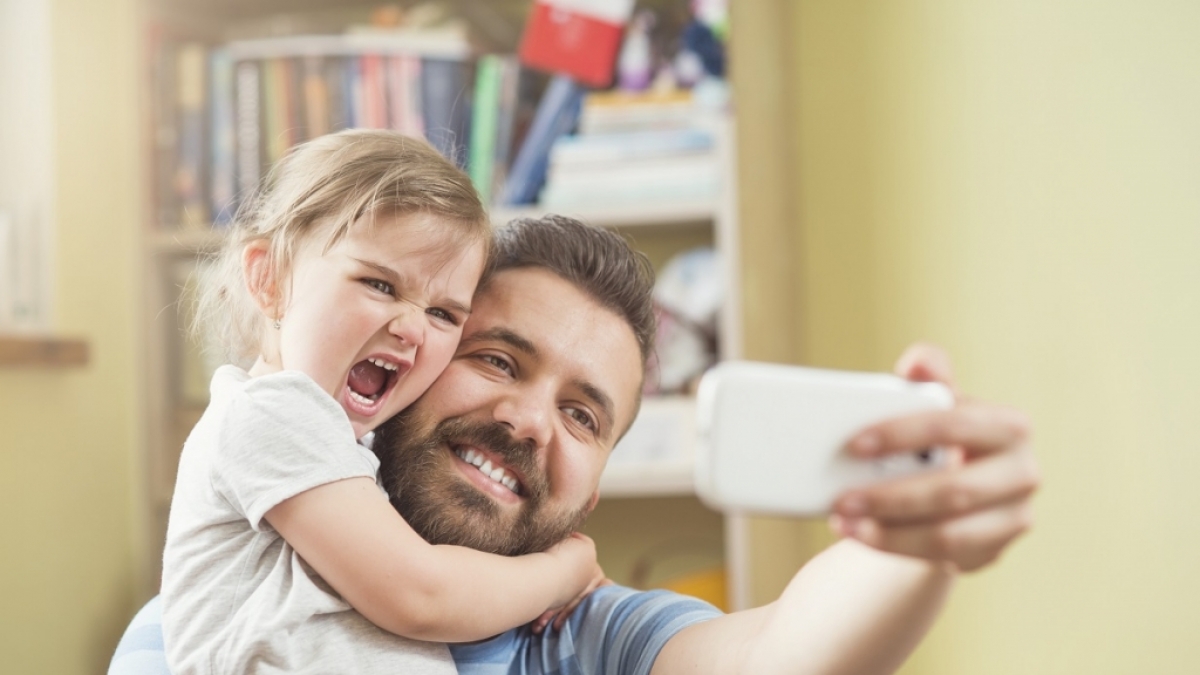 Muss man Kinderfotos wirklich mit der ganzen Welt im Internet teilen? (Foto)