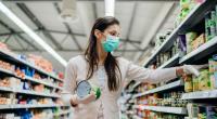 Die Maskenpflicht fällt: In vielen Supermärkten können Kund:innen bald ohne Maske einkaufen gehen.