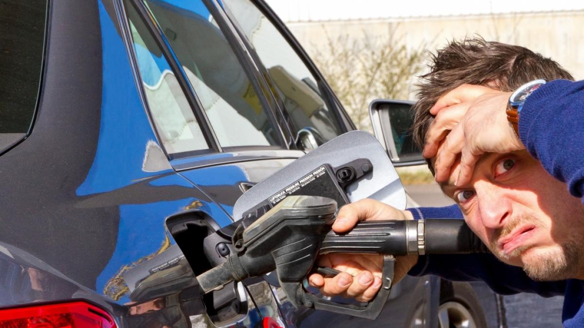 Beim Tanken m&uuml;ssen Autofahrer:innen derzeit deutlich tiefer in die Tasche greifen. (Foto)