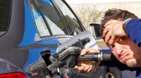 Beim Tanken müssen Autofahrer:innen derzeit deutlich tiefer in die Tasche greifen.