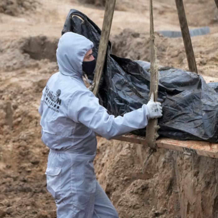 Putin-Soldaten vergewaltigen 16-Jährige und werfen sie in Massengrab
