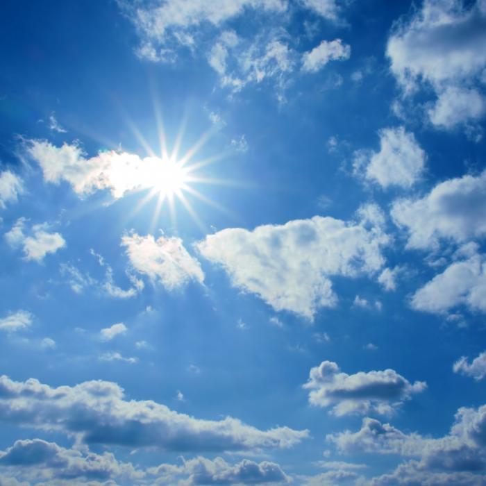 Wenig Wolken und warmer Sonnenschein.