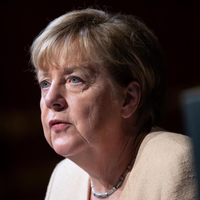 Böser Streich! Putin-Freunde legen Ex-Kanzlerin rein
