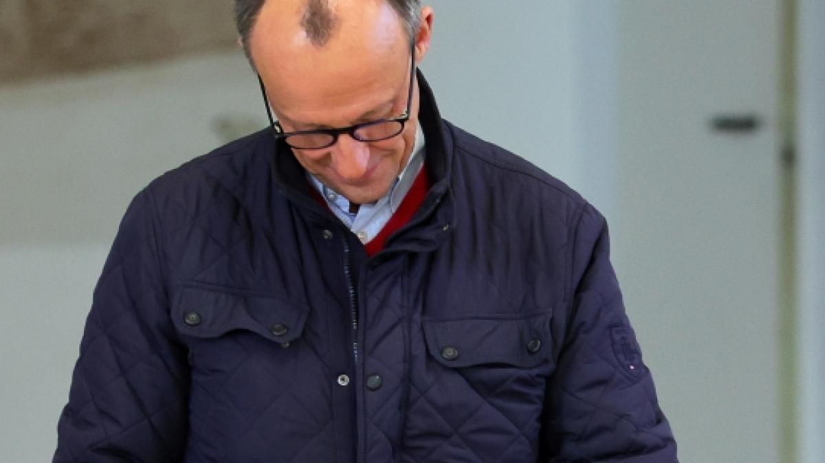 Friedrich Merz (CDU), Parteivorsitzender und Kanzlerkandidat, gibt im Wahllokal in der Sch&uuml;tzenhalle Arnsberg-Niedereimer seine Stimme ab. (Foto)