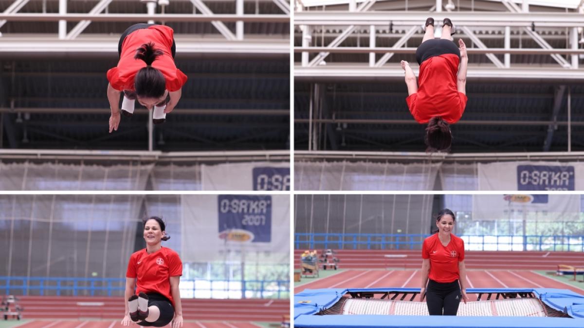 Au&szlig;enministerin Annalena Baerbock zeigt beim Besuch vom TSV Bayer 04 Leverkusen ihr K&ouml;nnen auf einem Trampolin. (Foto)