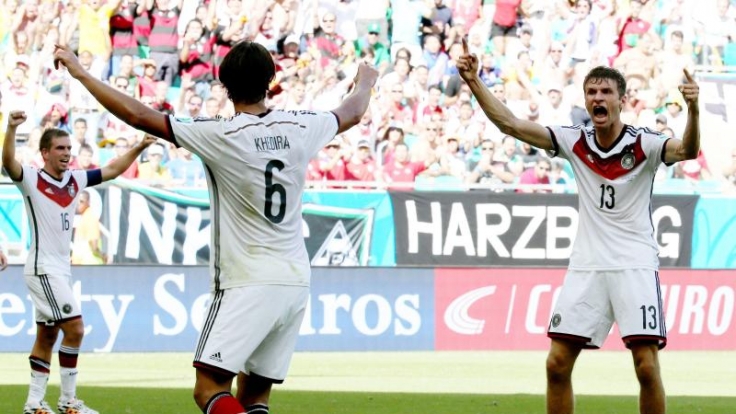 Trotz Live-Übertragung kann es schon einmal bis zu anderthalb Minuten dauern, bis ein Tor bei der Fußball-WM 2014 in Brasilien auf deutschen Fernsehern zu sehen ist.