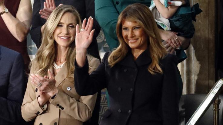 Im Kleid mit hohem Beinschlitz beglückt Melania Trump ihre Follower bei Instagram.