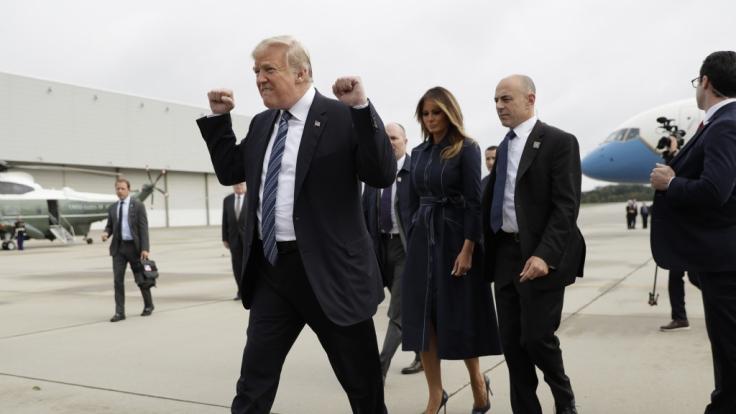Bei dieser Geste ihres Mannes wäre die First Lady am liebsten im Erdboden versunken.