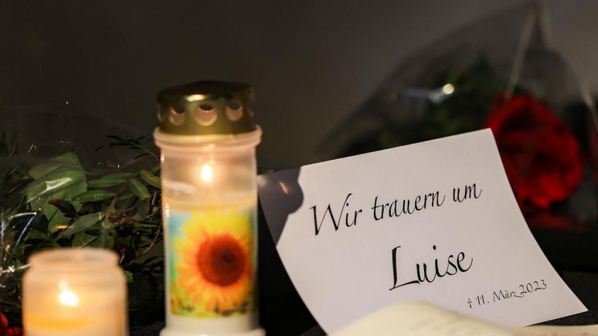 Angeh&ouml;rige und enge Freunde nehmen am Mittwoch Abschied von Luise. (Foto)