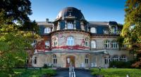 Der Ohlsdorfer Friedhof in Hamburg ist mit 405 Hektar Fläche der größte der Welt. Er beherbergt zahlreiche historische Bauten, rund 350.000 Grabstätten und eine große Vielfalt verschiedener Pflanzenarten.