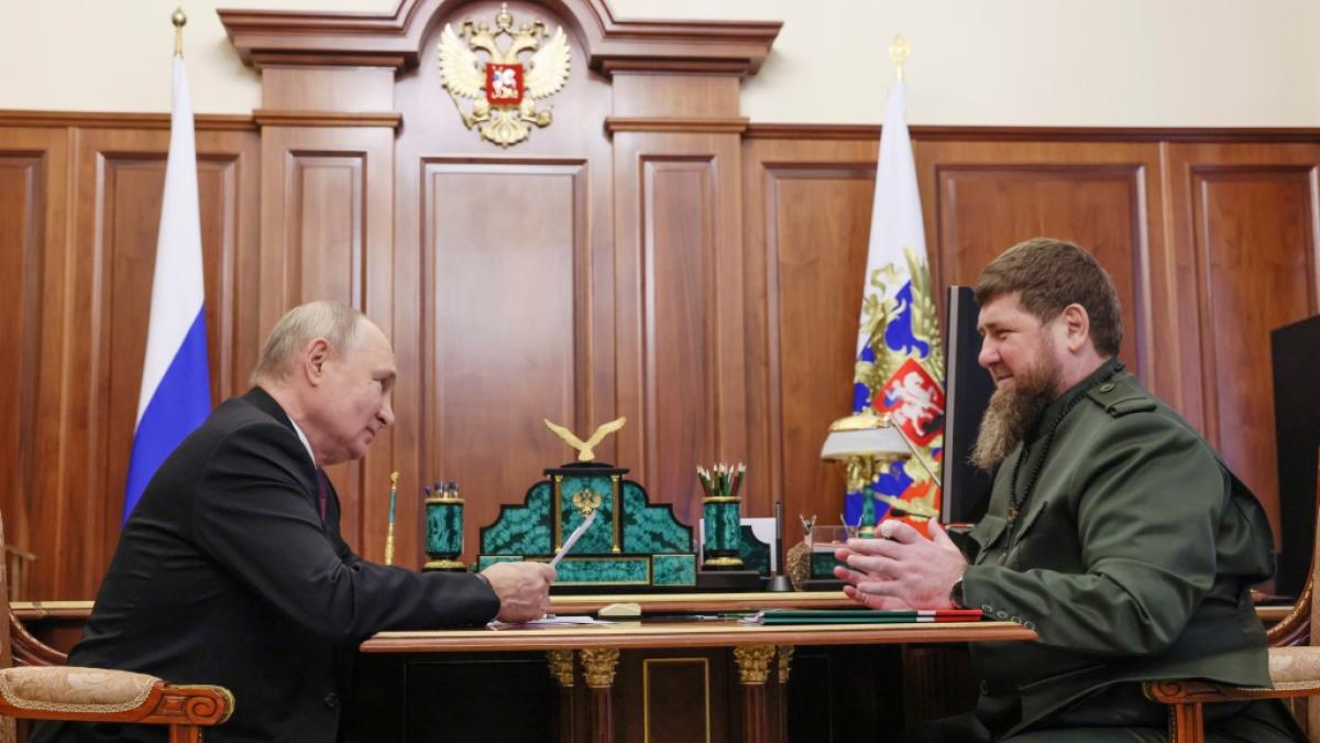 Auf diesem von der staatlichen Nachrichtenagentur Sputnik via AP ver&ouml;ffentlichen Foto trifft sich Wladimir Putin (l), Pr&auml;sident von Russland, mit Ramsan Kadyrow, Machthaber der russischen Teilrepublik Tschetschenien, im Kreml. (Foto)
