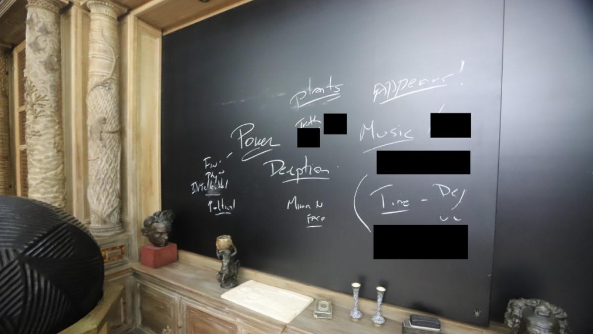 Dieses undatierte Foto, das von den Demokraten im House Oversight Committee ver&ouml;ffentlicht wurde, zeigt eine Wand in einem Zimmer im Anwesen von Jeffrey Epstein auf den US Virgin Islands. (Foto)
