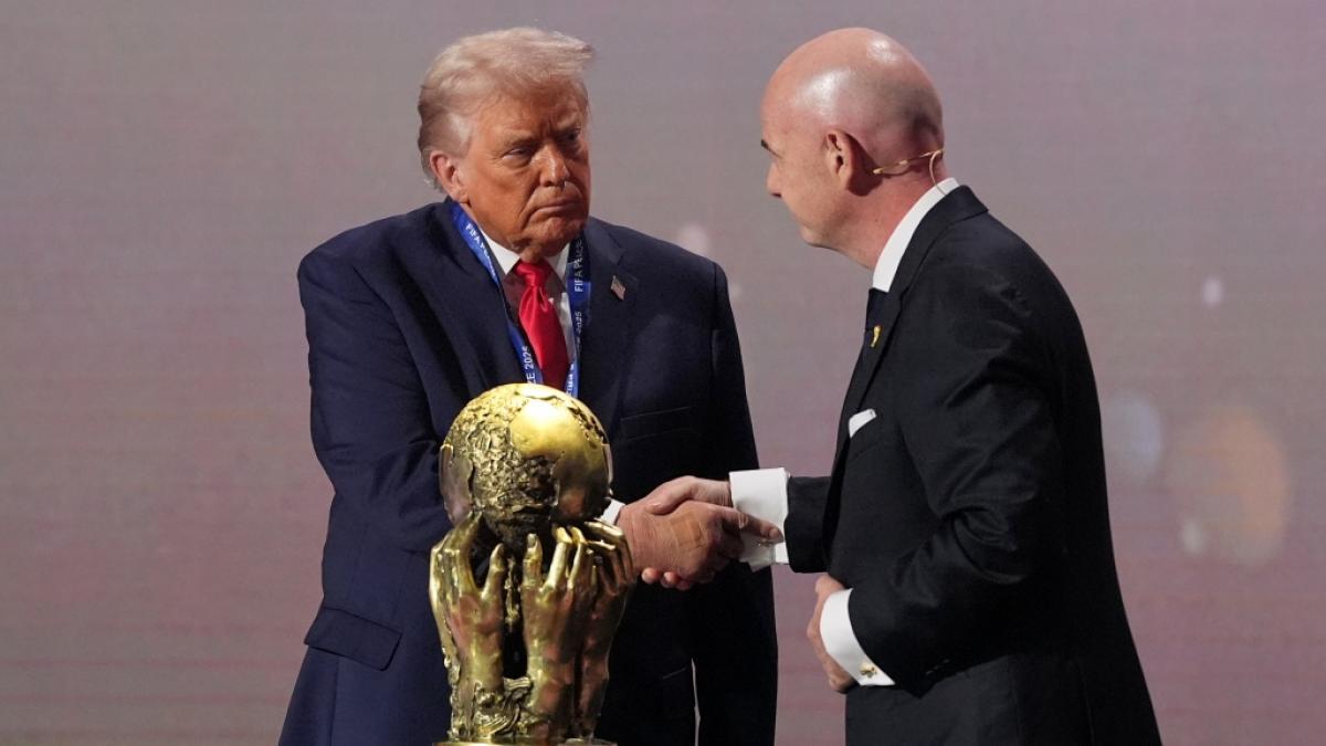 Bei der Auslosung der WM-Vorrunde erhielt US-Pr&auml;sident Donald Trump den FIFA-Friedenspreis von FIFA-Pr&auml;sident Gianni Infantino. (Foto)