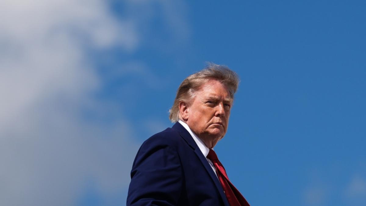 Donald Trump k&auml;mpft mit Treppe und Regenschirm: Wackel-Auftritt in Cleveland sorgt f&uuml;r Aufsehen. (Foto)