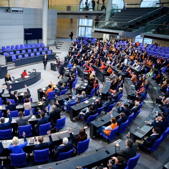 Regierung mit Stimmen von Linken und Grünen erfolgreich im Bundestag
