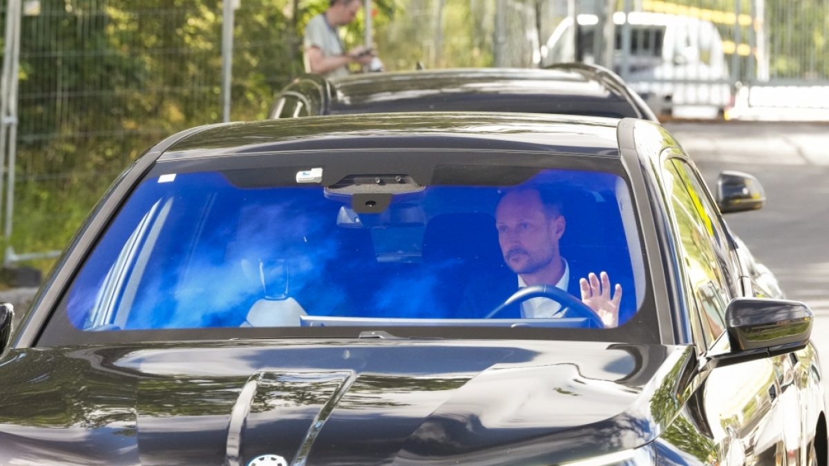 Kronprinz Haakon verl&auml;sst im Auto das Nationalkrankenhaus, wo sein Vater K&ouml;nig Harald V. liegt. Nach einer Meldung des Hofs &uuml;ber den verschlechterten Gesundheitszustand des Monarchen bangen die Norweger um ihr beliebtes Staatsoberhaupt. (Foto)
