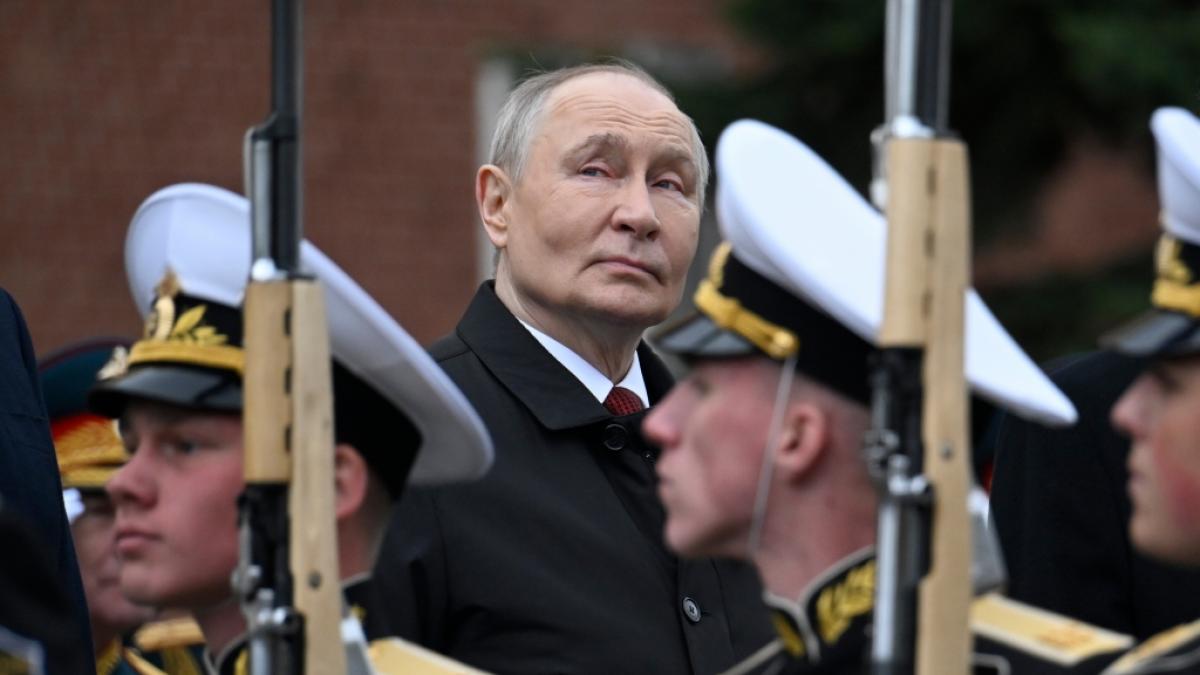 Wladimir Putin nimmt an einer Zeremonie zur Niederlegung von Blumen am Grab des Unbekannten Soldaten an der Kremlmauer in Moskau teil. (Foto)