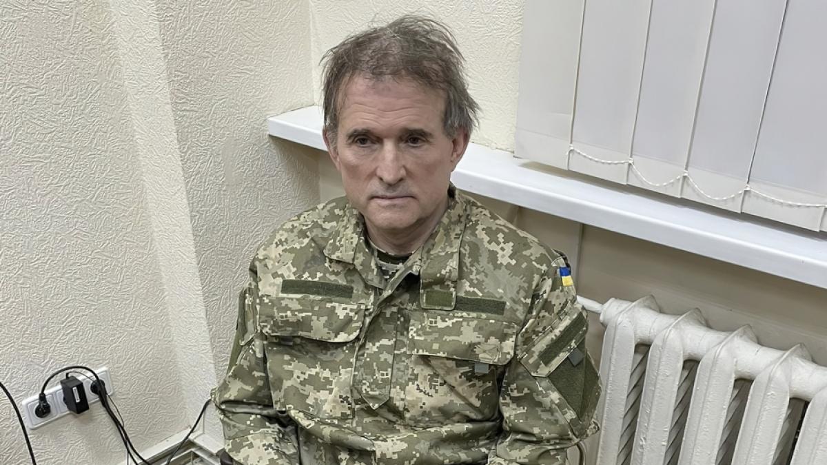 Der Oligarch Viktor Medwedtschuk, ehemaliger Vorsitzender einer prorussischen Oppositionspartei und enger Vertrauter des russischen Staatschefs Putin, in Handschellen auf einem Stuhl. (Foto)