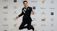 Schauspieler Patrick Mölleken hat allen Grund, vor Freude in die Luft zu springen: Er spielt in der beliebten Serie 