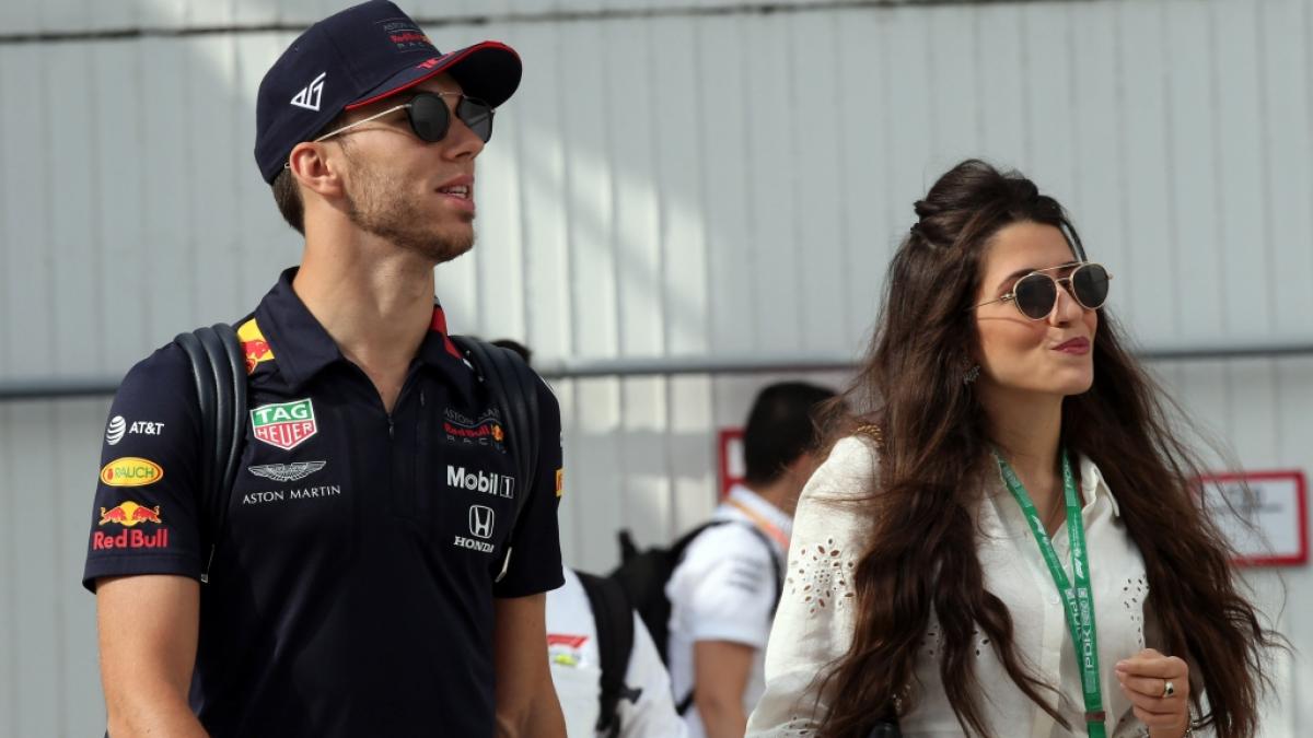 Pierre Gasly geht mit seiner Freundin Caterina Masetti Zannini durch die Boxengasse beim Gro&szlig;en Preis von Ungarn 2019. (Foto)