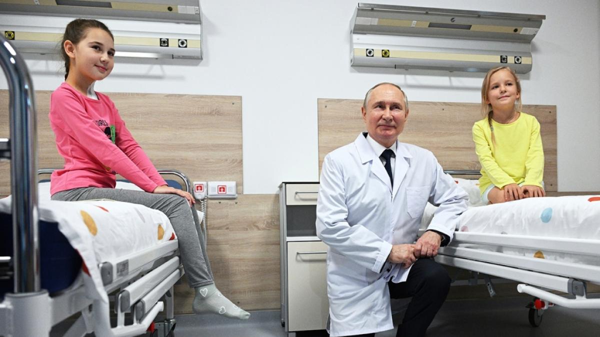 Wladimir Putin l&auml;sst sich mit jungen Patientinnen fotografieren. (Foto)