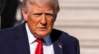 Donald Trump zeigt sich auf einem KI-Bild mit einem Sturmgewehr in den Händen.