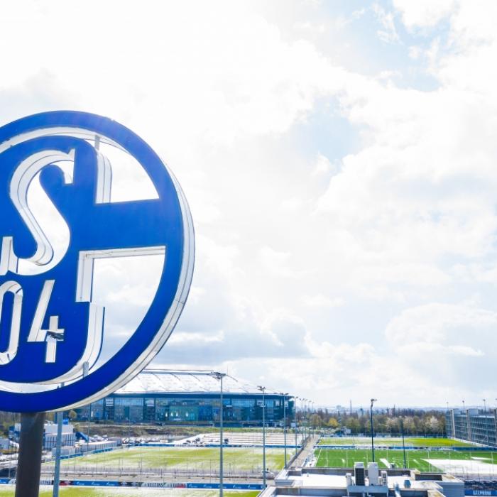 Todesursache unklar! Schalke-Fan plötzlich im Trainingslager gestorben