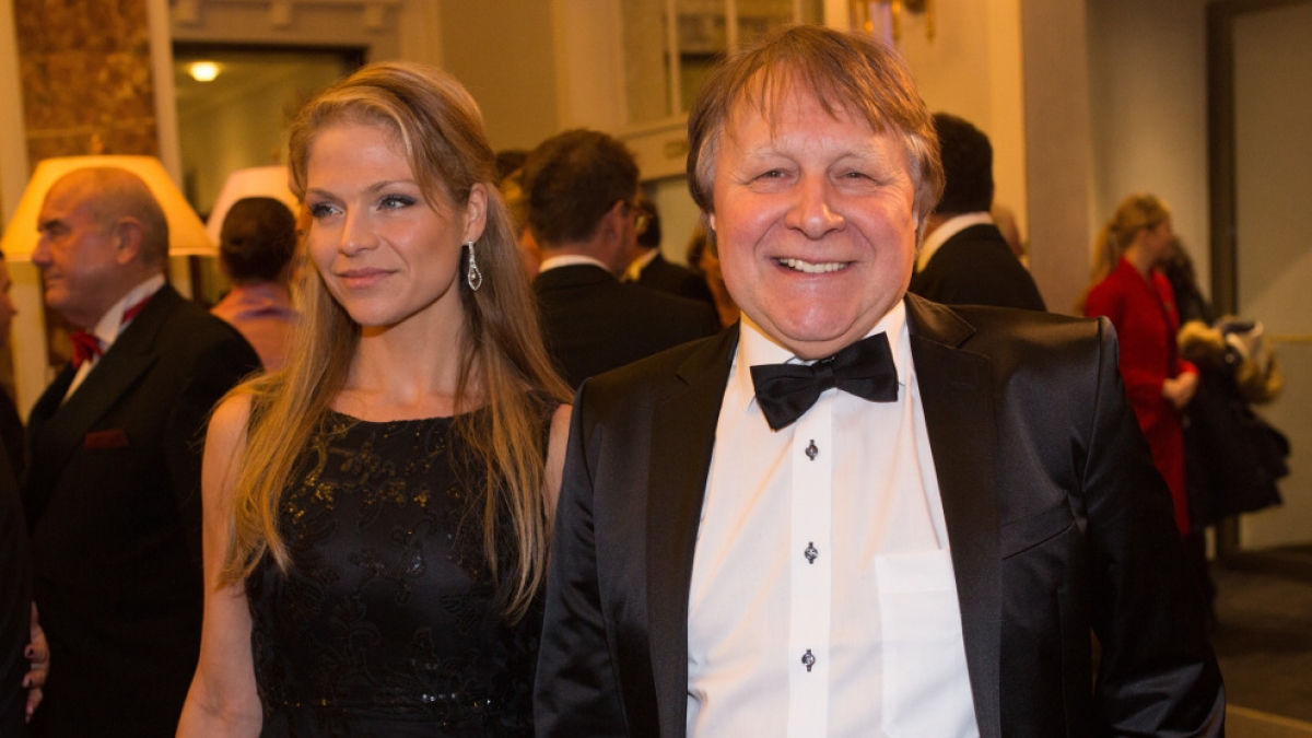 Der Moderator Peter Urban und seine Frau Laura besuchen am 23.01.2016 in Hamburg den Hamburger Presseball. (Foto)