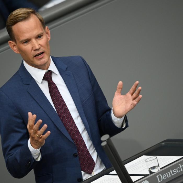 Würde oder Wirtschaftlichkeit? CDU-Politiker hinterfragt teure Medikamente für Alte