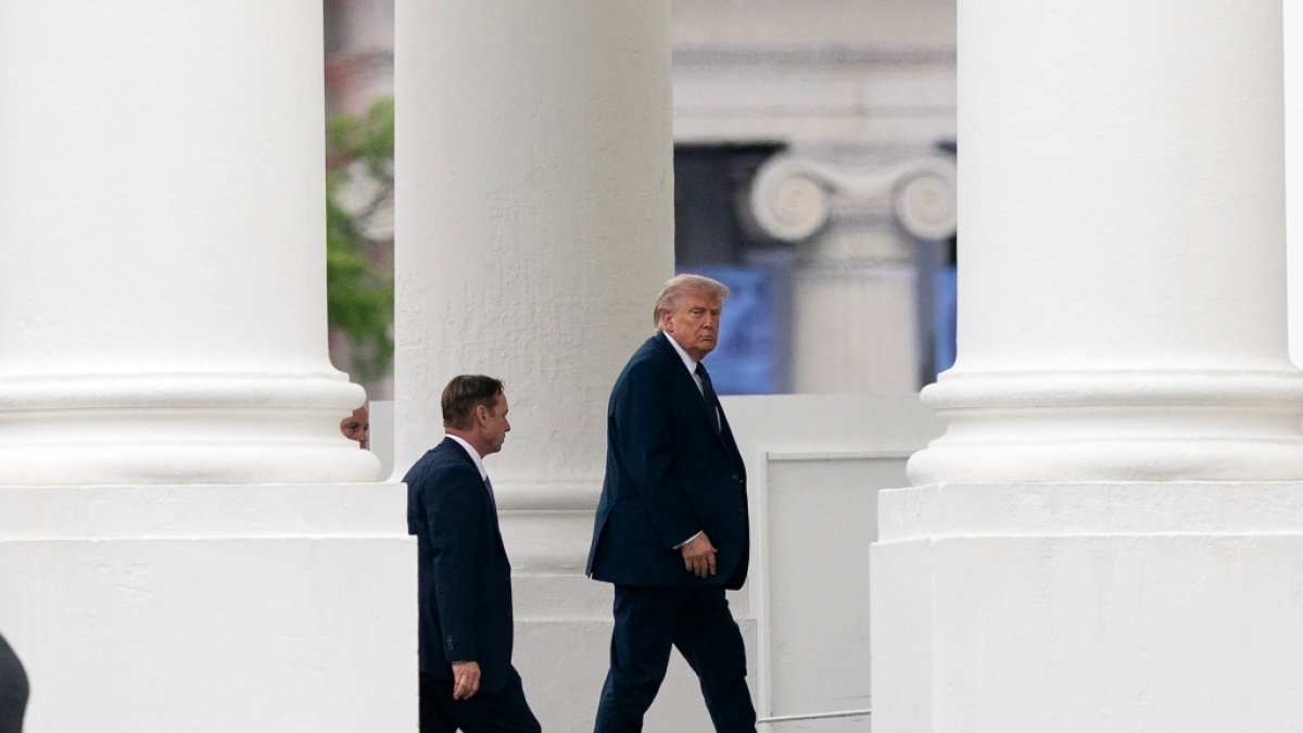 Donald Trump inspizierte die S&auml;ulen am Wei&szlig;en Haus zuletzt ganz genau. (Foto)