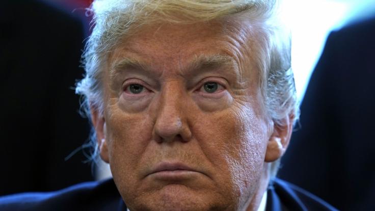 Ein sichtlich zerknirscht drein blickender Donald Trump bereitet die Machtübergabe für Joe Biden vor.