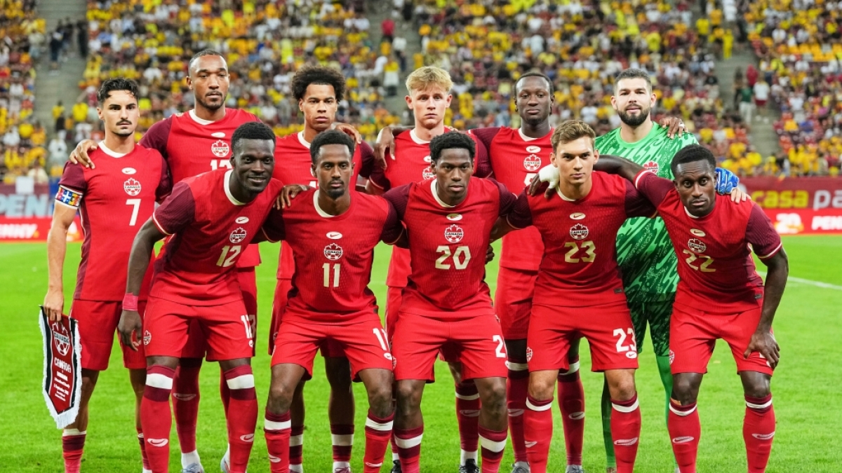 Kanadische Spieler posieren f&uuml;r das Mannschaftsfoto vor einem internationalen Freundschaftsspiel zwischen Rum&auml;nien und Kanada im Nationalstadion in Bukarest. Kanada nimmt an der Fu&szlig;ball-WM 2026 teil, am 05.09.2025. (Symbolbild) (Foto)
