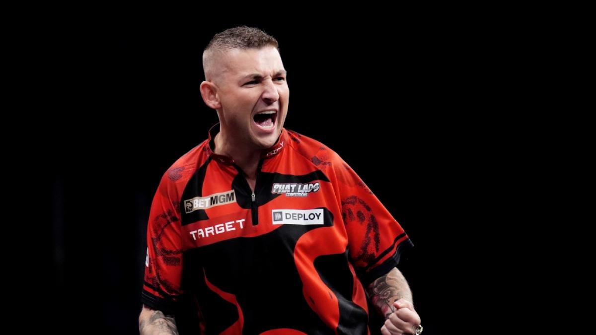 Darts-Profi Nathan Aspinall ist privat ein gro&szlig;er Fu&szlig;ball-Fan. (Foto)