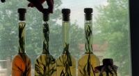 Vorzüglich macht sich der Estragon zu Fleisch und Fisch, verfeinert aber auch Öl für Salat-Dressings.