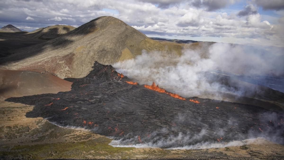 Lava flie&szlig;t aus dem Vulkan Fagradalsfjall. (Foto)