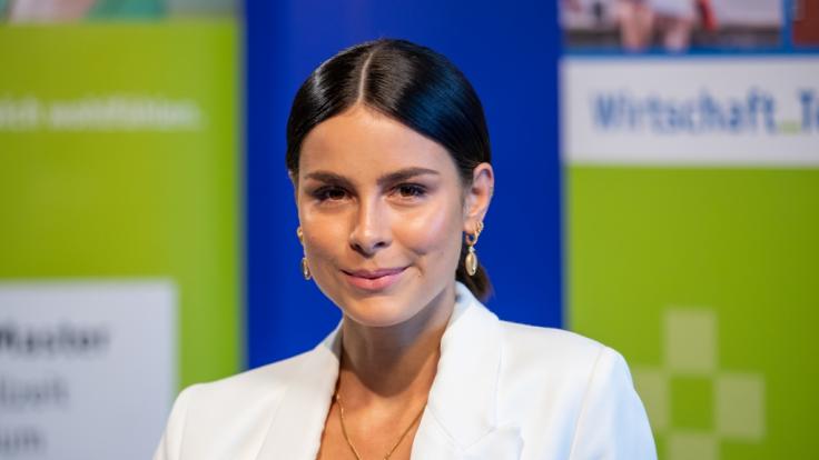 Lena Meyer-Landrut enträuchert auf einem aktuellen Instagram-Foto ihre Wohnung.