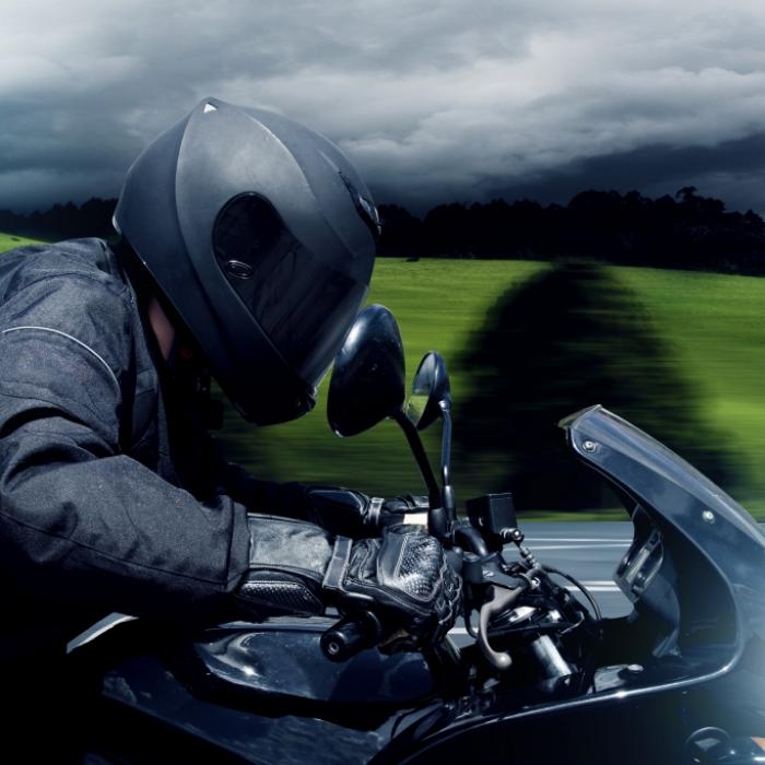 Polizei teilt Schock-Video! Motorrad kracht mit knapp 300 km/h in Pkw