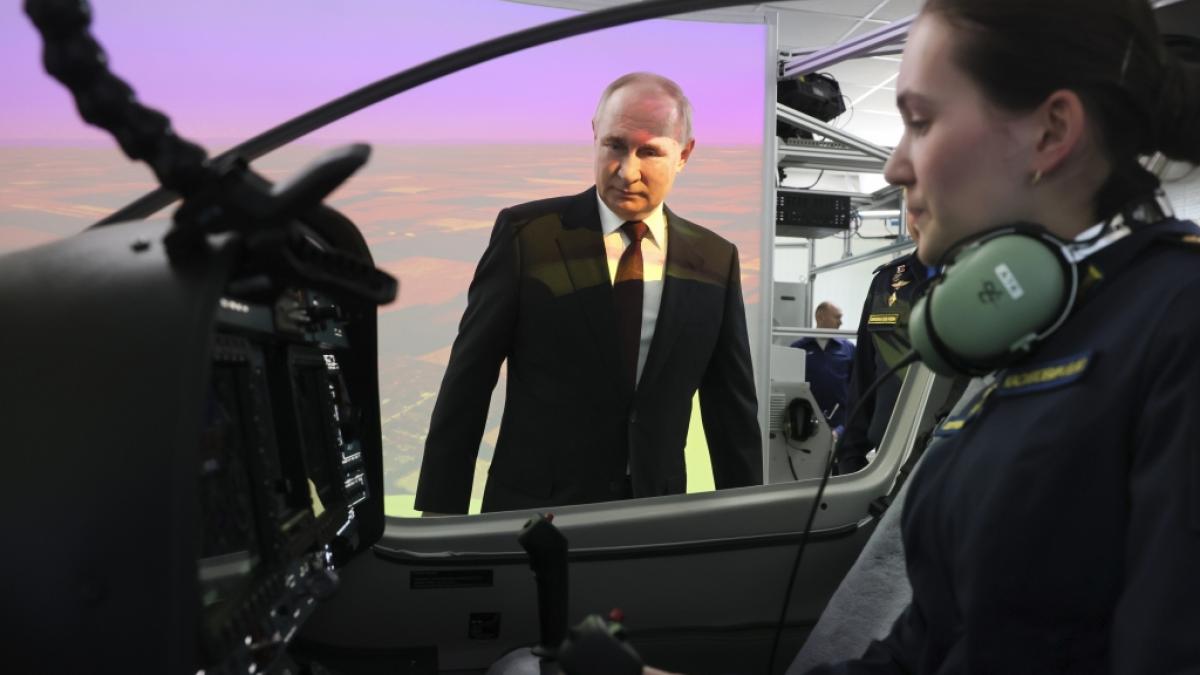 Putin, Pr&auml;sident von Russland, neben einer Pilotin, die im Cockpit eines Flugsimulators an der H&ouml;heren Milit&auml;rfliegerschule f&uuml;r Piloten sitzt. (Foto)