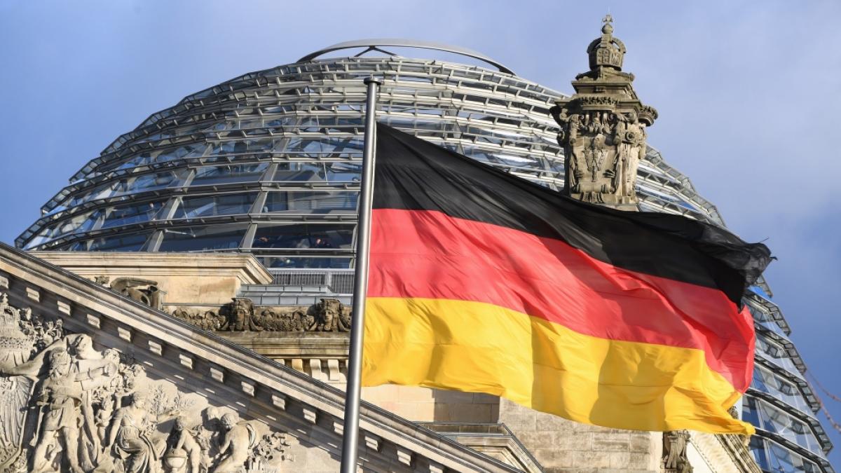 Die schwarz-rot-goldene Flagge weht vor der Kuppel des Reichstages (Symbolbild). (Foto)